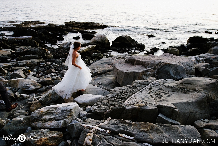 The bride on the rocks in Maine